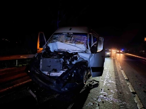 Tur minib&uuml;s&uuml; tıra arkadan &ccedil;arptı: 6 Alman turist ile s&uuml;r&uuml;c&uuml; yaralandı
