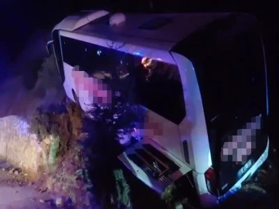 Tur otob&uuml;s&uuml; devrildi: 18 yaralı