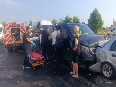 Tur otob&uuml;s&uuml; kazaya karıştı: 6&rsquo;sı turist, 17 kişi yaralandı