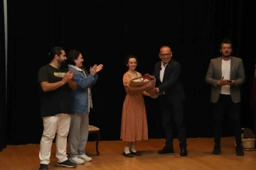 Turgutlu&rsquo;da 7&rsquo;den 70&rsquo;e vatandaşlar tiyatro keyfi yaşadı
