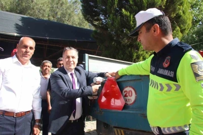 Turgutlu&rsquo;da trakt&ouml;r s&uuml;r&uuml;c&uuml;lerine reflekt&ouml;r uyarısı yapıldı
