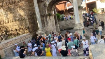 Turist rehberleri ve seyahat acentelerine ilişkin yapılan d&uuml;zenleme sekt&ouml;r&uuml; d&ouml;n&uuml;şt&uuml;recek
