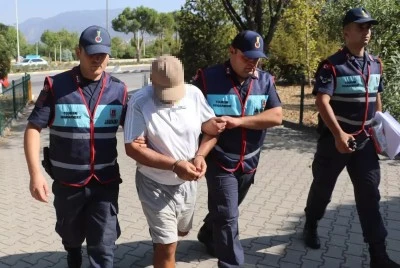 Turistleri gizlice &ccedil;eken sapık yakalandı!