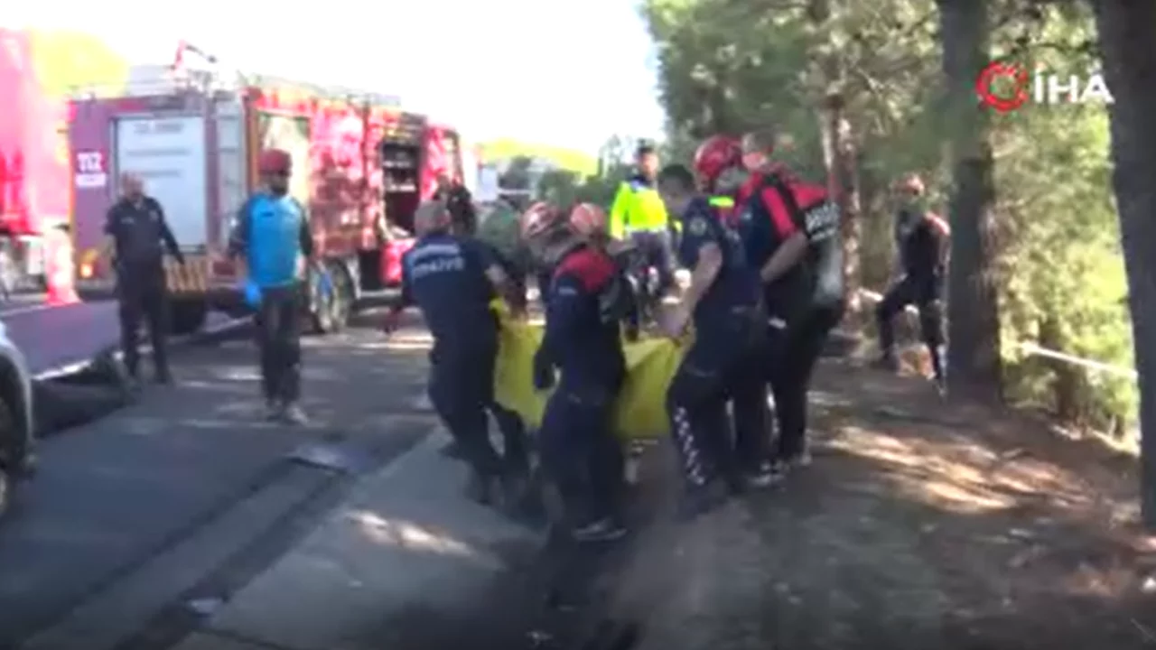 Turistleri taşıyan otob&uuml;s şarampole u&ccedil;tu: &Ouml;l&uuml; ve yaralılar var