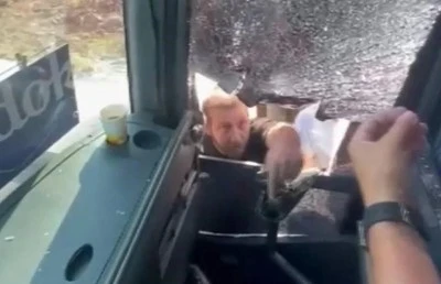 Turistleri taşıyan otob&uuml;s&uuml;n camını kırıp, şof&ouml;r&uuml;n&uuml; yaralayan 5 ş&uuml;pheli tutuklandı