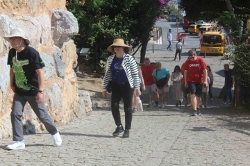 Turizm kenti Alanya&rsquo;ya sezonun 2&rsquo;nci yolcu gemisi demirledi
