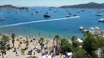 Turizm sezonunun uzadığı Bodrum'da yoğunluk s&uuml;r&uuml;yor