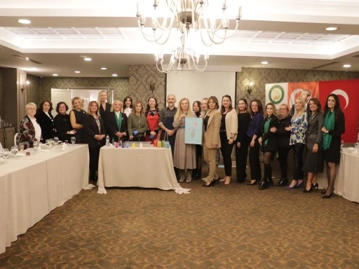 T&uuml;rk Anneler Derneği Bursa Şubesi &uuml;yeleri ebru sanatı hakkında bilgilendirildi