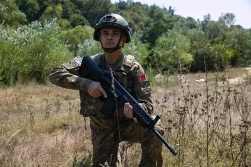 T&uuml;rk askerinden Kosova-Sırbistan sınırında devriye
