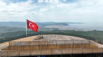 T&uuml;rk bayrağı Yoroz&rsquo;a yakıştı

