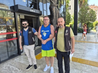 T&uuml;rk bayrağına t&uuml;k&uuml;ren İngiliz turist tutuklandı
