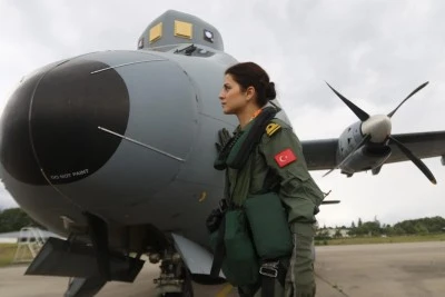 T&uuml;rk Deniz Kuvvetleri'nin ilk kadın u&ccedil;ak pilotu
