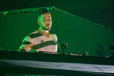 T&uuml;rk DJ Mahmut Orhan sahneye Bursaspor formasıyla &ccedil;ıktı
