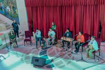 T&uuml;rk d&uuml;nyasının sesi Turan Ethno-Folk M&uuml;zik Grubu sevenleriyle T&Uuml;DAM&rsquo;da buluştu
