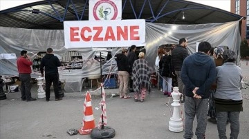 T&uuml;rk Eczacıları Birliği depremzedelerin ilaca erişimi i&ccedil;in 10 ilde 26 sahra eczanesi kurdu