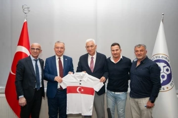T&uuml;rk futbolunun unutulmaz isimleri Rekt&ouml;r Levent&rsquo;i ziyaret etti
