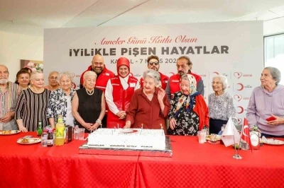 T&uuml;rk Kızılay&rsquo;dan deprem b&ouml;lgesinde &lsquo;Anneler G&uuml;n&uuml;&rsquo; kutlaması
