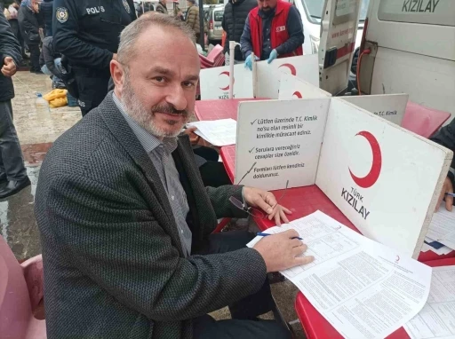 T&uuml;rk Kızılay&rsquo;ı, G&ouml;rele M&uuml;ft&uuml;l&uuml;ğ&uuml; personeline altın madalya verdi
