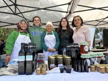 T&uuml;rk Mutfağı Haftası etkinliklerinde kadınların el emeği &uuml;r&uuml;nleri yoğun ilgi g&ouml;r&uuml;yor
