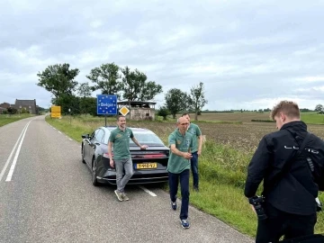 T&uuml;rk rekortmenden yeni rekor: Tek şarjla 9 &uuml;lke gezdi
