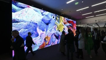 T&uuml;rk sanat&ccedil;ı Refik Anadol'un yapay zeka destekli eseri Davos'ta sergileniyor