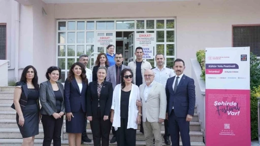 T&uuml;rk sinemasının Sultan&rsquo;ı mahkum kadınlarla bir araya geldi
