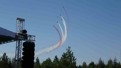 T&uuml;rk Yıldızları&rsquo;ndan K&uuml;tahya&rsquo;da nefes kesen g&ouml;steri