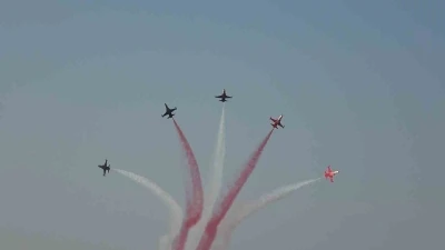 T&uuml;rk Yıldızları&rsquo;ndan Yalova semalarında nefes kesen g&ouml;steri