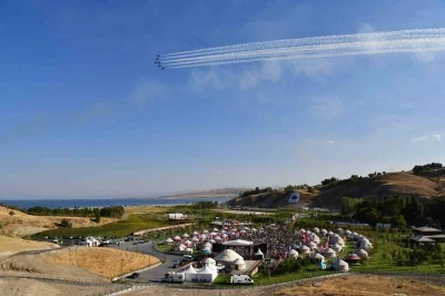 T&uuml;rk Yıldızları&rsquo;nın g&ouml;sterisi nefes kesti