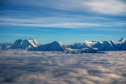 T&uuml;rk y&ouml;netmen, d&uuml;nyanın en y&uuml;ksek dağını u&ccedil;aktan g&ouml;r&uuml;nt&uuml;ledi
