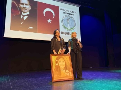 T&uuml;rkan Şoray&rsquo;ın tablosu ve imzaladığı kitabı eğitime destek i&ccedil;in 1 milyona alıcı buldu
