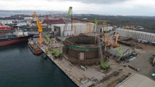 T&uuml;rkiye&rsquo;de ilk kez inşa edilen balık &ccedil;iftliğinin 700&rsquo;er tonluk son par&ccedil;aları i&ccedil;in dev operasyon
