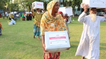 T&uuml;rkiye&rsquo;den hayırseverler 30 &uuml;lkede yardım kolisi dağıttı
