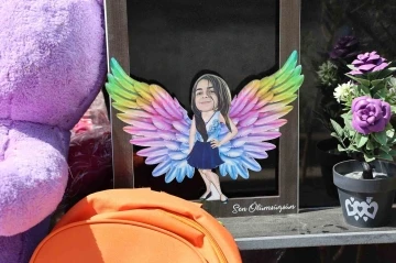 T&uuml;rkiye&rsquo;nin d&ouml;rt bir yanından gelen vatandaşlar 10 g&uuml;nd&uuml;r Narin&rsquo;in mezarını ziyaret ediyor
