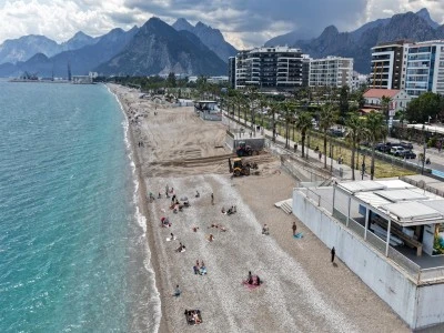 T&uuml;rkiye'nin d&uuml;nyaca &uuml;nl&uuml; plajına iş makineleri girdi