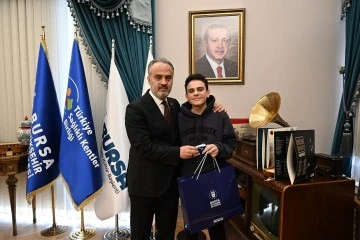 T&uuml;rkiye&rsquo;nin en gen&ccedil; satran&ccedil; ustasından Başkan Aktaş&rsquo;a ziyaret