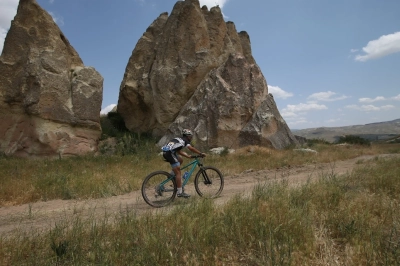 T&uuml;rkiye&rsquo;nin İlk Elektrikli Bisiklet Yarışı Kapadokya&rsquo;da Koşuldu