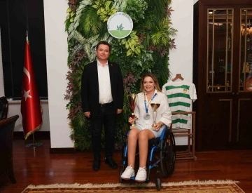 T&uuml;rkiye&rsquo;nin ilk engelli kadın ralli pilotu K&uuml;bra&rsquo;dan &ccedil;ifte kupa