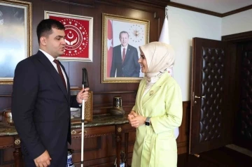 T&uuml;rkiye&rsquo;nin ilk g&ouml;rme engelli hakim yardımcısı g&ouml;revine başladı
