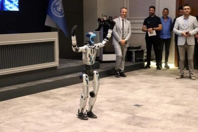 T&uuml;rkiye'nin ilk robot belediye iş&ccedil;isi