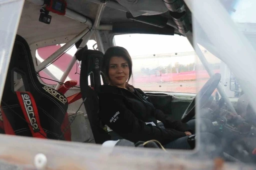 T&uuml;rkiye&rsquo;nin ilk ve tek kadın X-Trial pilotu, off-road pistlerinde tozu dumana katıyor
