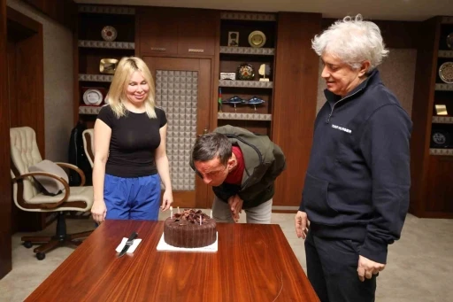 T&uuml;rkiye&rsquo;nin ilk y&uuml;z nakilli hastası Uğur Acar, 13&rsquo;&uuml;nc&uuml; yılını pasta keserek kutladı
