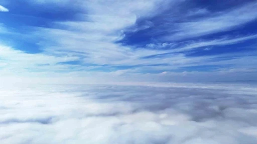 T&uuml;rkiye&rsquo;nin kalbinde masalsı manzaralar: Sis bulutu, şehri adeta beyaz &ouml;rt&uuml;yle kapladı
