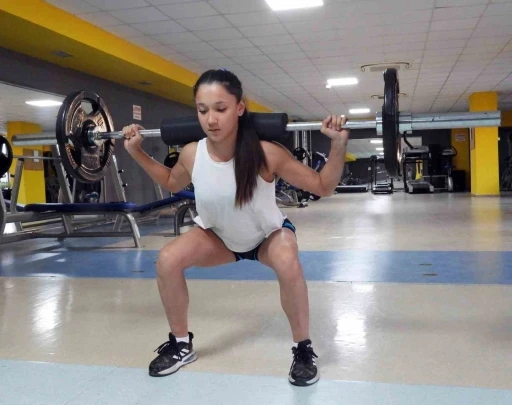 T&uuml;rkiye Şampiyonluğu i&ccedil;in ağırlık kaldırıyor
