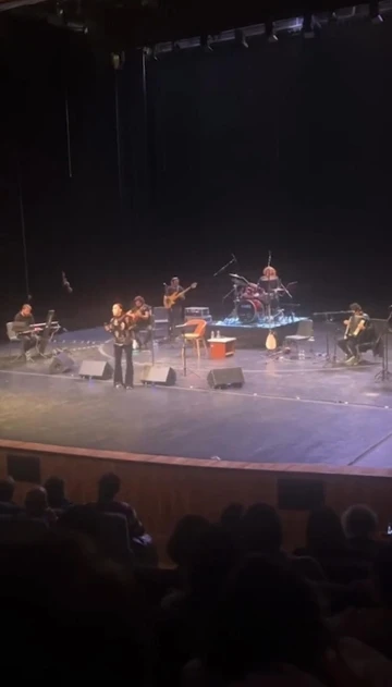 T&uuml;rkiye şehitlerine ağlarken konser d&uuml;zenlediler
