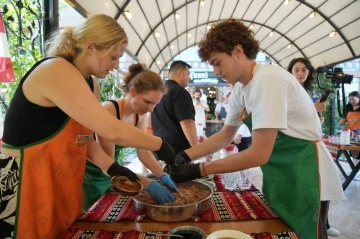 T&uuml;rkiye&rsquo;ye gelen yabancı &ouml;ğrenciler, &ccedil;iğk&ouml;fte yaparken boncuk boncuk terledi