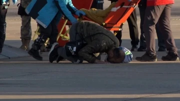 T&uuml;rkiye&rsquo;ye getirilen Gazzeli sevin&ccedil;ten secdeye kapandı
