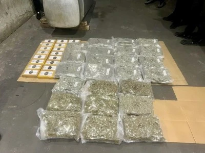 T&uuml;rkiye&rsquo;ye sokulmak istenen 20'şer kilogram kokain ve esrar sınırda yakalandı