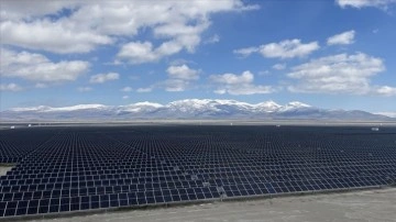 T&uuml;rkiye'nin elektrik kapasitesinde yenilenebilir enerjinin payı katlanarak artıyor