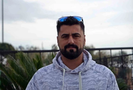 Tuttuğu boyu kadar k&ouml;pek balığını sahilde kucaklayıp denize bıraktı
